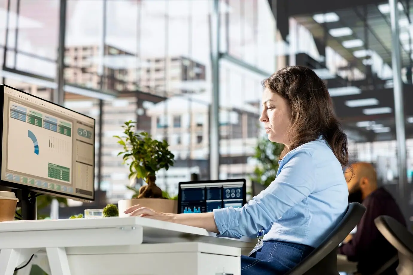 Генеральный менеджер проводит анализ бюджета и занимается разработкой стратегии.