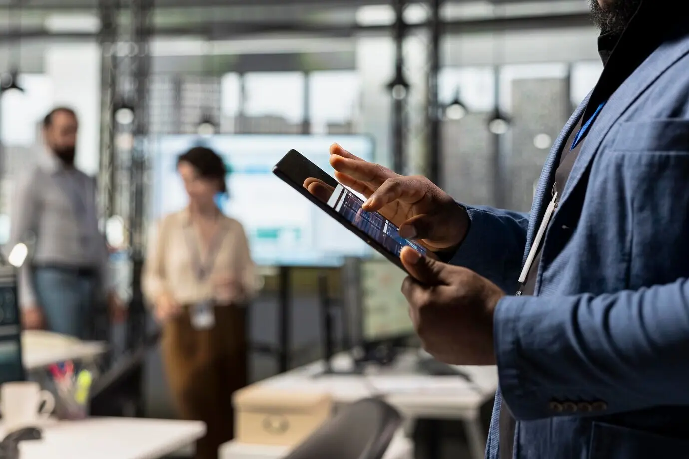 Крупный план: афроамериканский эксперт использует цифровые инструменты для аналитики KPI, чтобы сформировать новое видение.