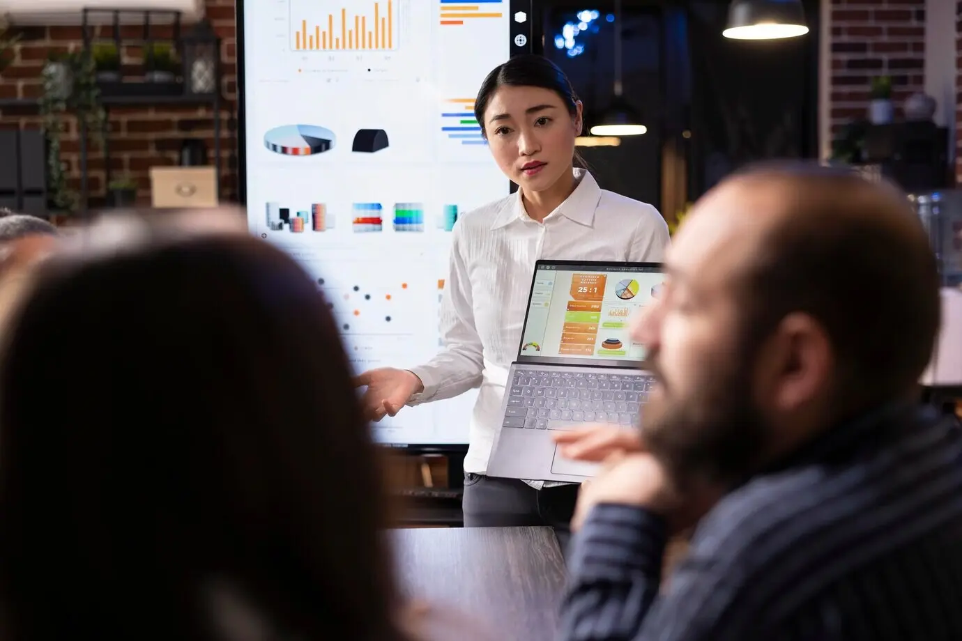 Обсуждение маркетинговой стратегии азиатским предпринимателем