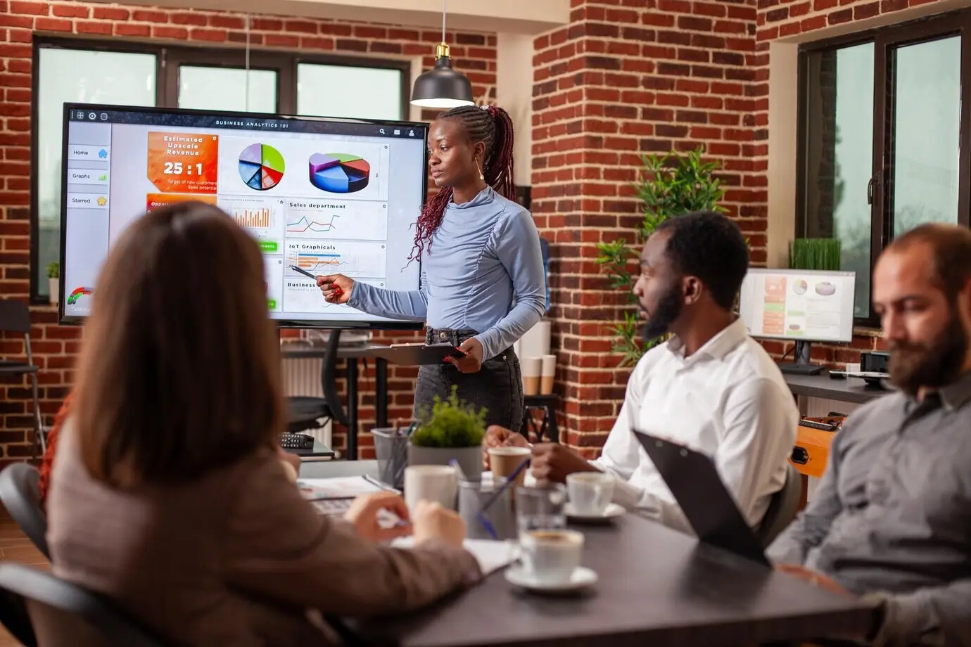 Деловая команда анализирует стратегические идеи.